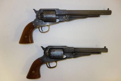 ETATS-UNIS

Deux revolvers à percussion à...