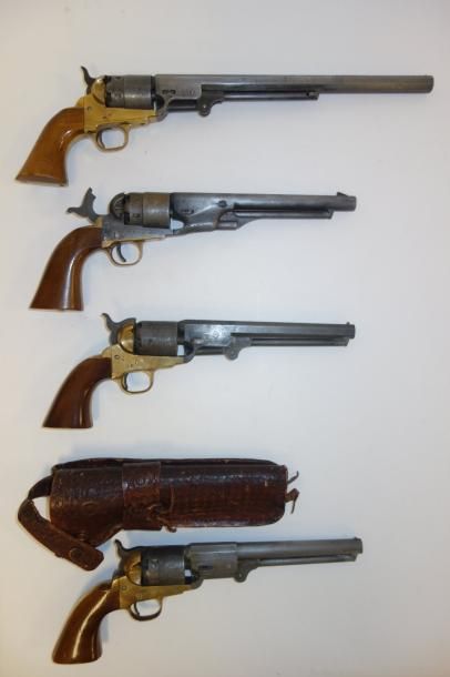ETATS-UNIS

Quatre revolvers à percussion...