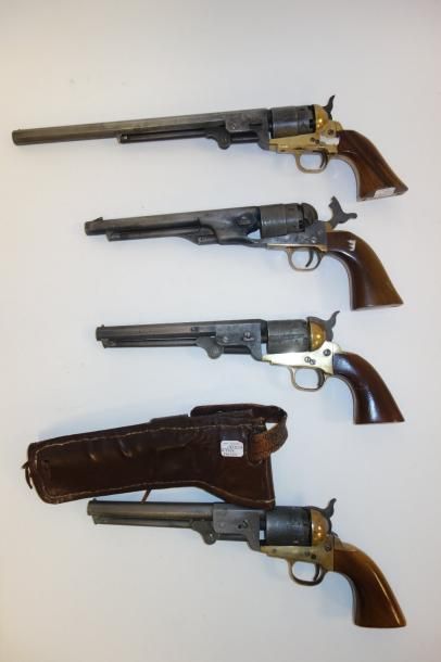 ETATS-UNIS

Quatre revolvers à percussion...