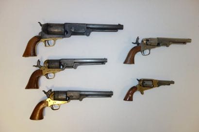 ETATS-UNIS

Cinq revolvers à percussion à...