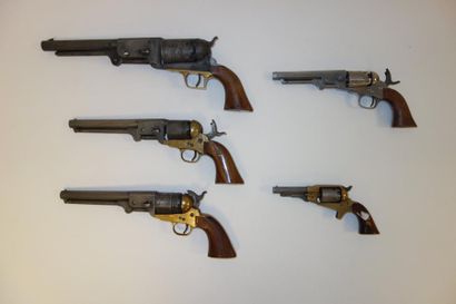 ETATS-UNIS

Cinq revolvers à percussion à...