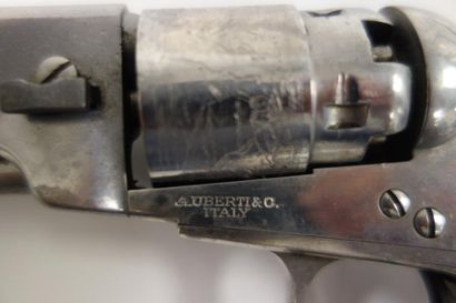 ETATS-UNIS

Cinq revolvers à percussion à...