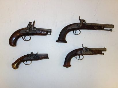 FRANCE

Quatre pistolets :

- un petit de...