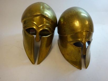 Deux casques de théâtre en laiton estampé...