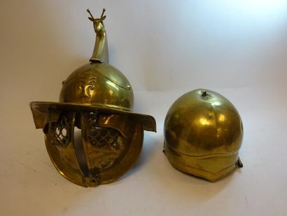 Deux casques de théâtre en laiton estampé...