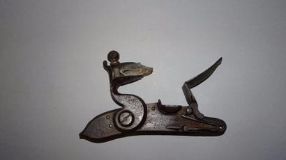 FRANCE

Très importante platine à silex.

Sa...