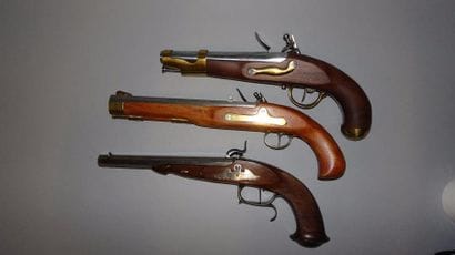 Trois pistolets de style, de fabrication...