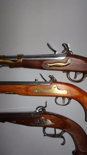 Trois pistolets de style, de fabrication...