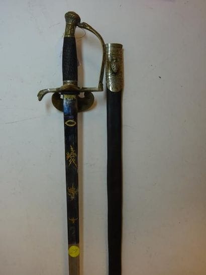 FRANCE

Epée d'officier.

Garde en bronze...