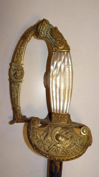 Epée de cour.

Monture en bronze ciselé et...