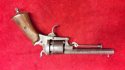 FRANCE

Revolver à broche en acier.

Plaquettes...