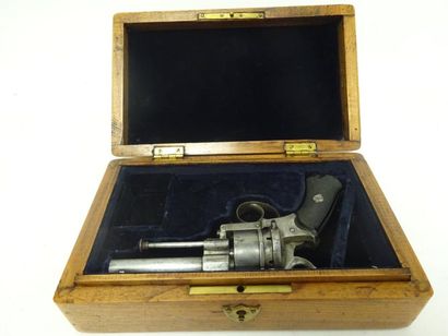 FRANCE

Revolver à broche, à six coups, à...