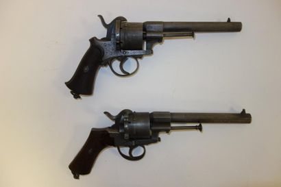 FRANCE

Deux revolvers en acier à broche,...