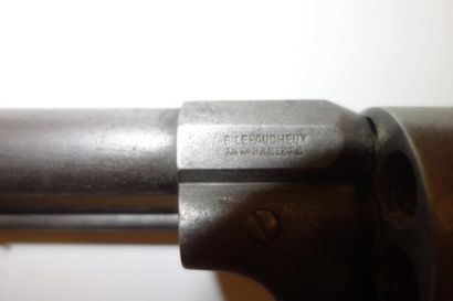 FRANCE

Deux revolvers en acier à broche,...