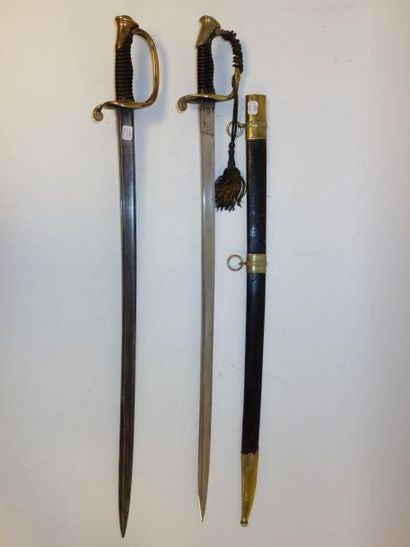 FRANCE

Deux sabres d'officier, modèle 1845.

Garde...