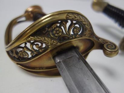 FRANCE

Deux sabres d'officier, modèle 1845.

Garde...