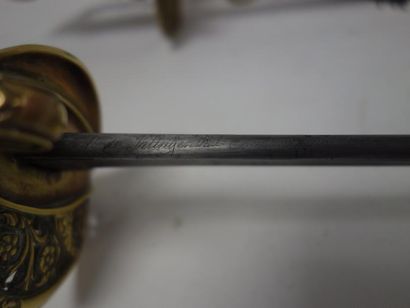 FRANCE

Deux sabres d'officier, modèle 1845.

Garde...