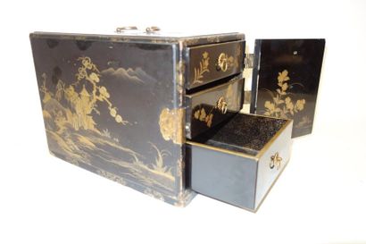 JAPON


Petit coffret en laque noire et or...