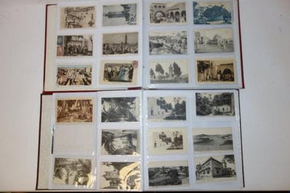 Lot de deux albums de cartes postales sur...
