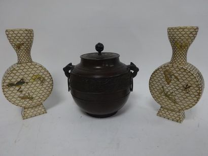 JAPON


Paire de vases en faïence blanche...