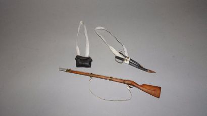 Ensemble d'armes miniatures :

- Sabre briquet...