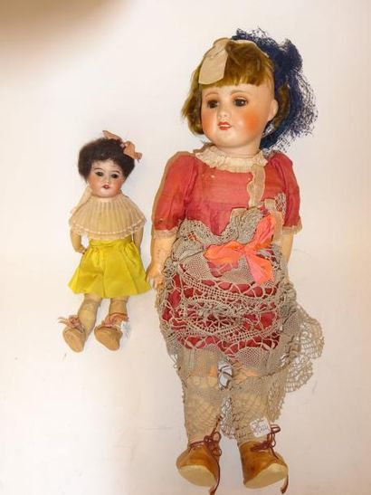 Deux poupées : 

- une à tête en porcelaine,...