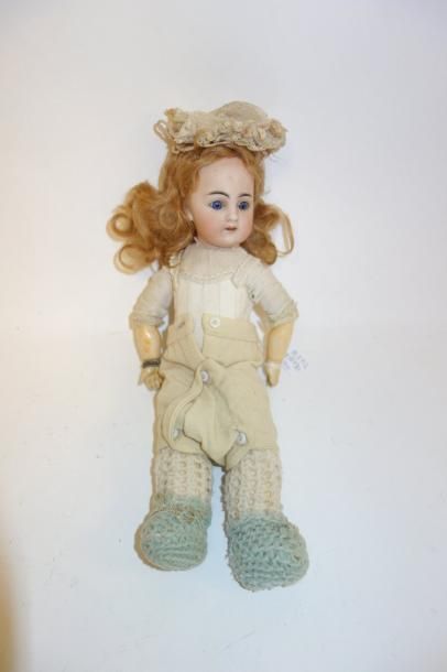Petite poupée, tête en porcelaine, les yeux...