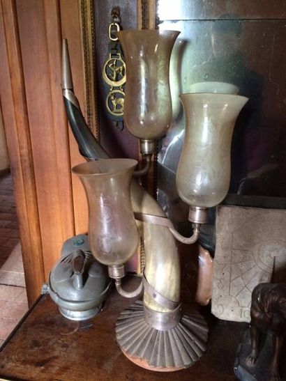 Paire de candélabres à trois bras de lumières.
Les...