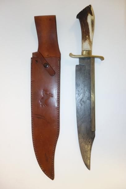 COLT


Grand couteau de chasse, formant machette.

Lame...