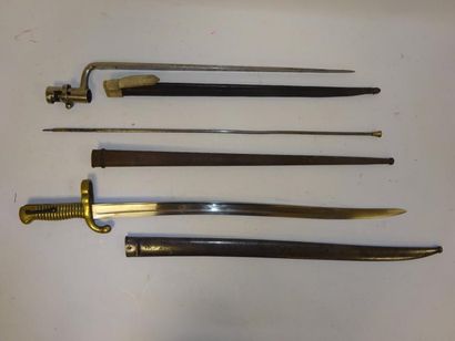 Deux baïonnettes :

- une à douille. Lame...