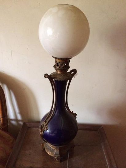 Paire de lampes à pétrole en porcelaine bleu...