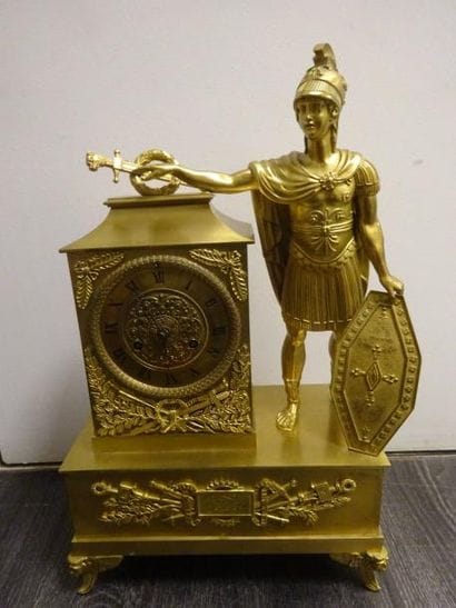 Pendule borne en laiton et bronze à figure...