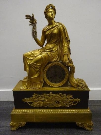 Pendule borne en bronze doré et patiné à...
