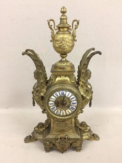 Pendule borne en bronze doré sommée d'un...