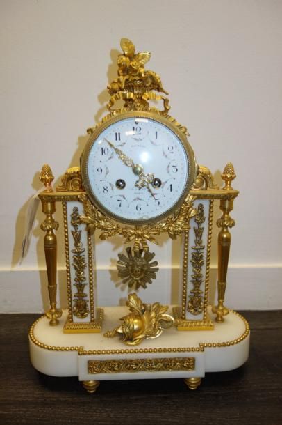 Petite pendule portique en marbre blanc et...