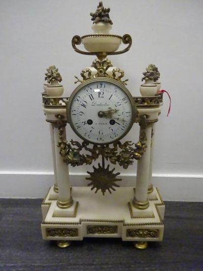 Pendule portique en marbre blanc et bronze...