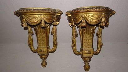 Paire de petites consoles en bois sculpté...
