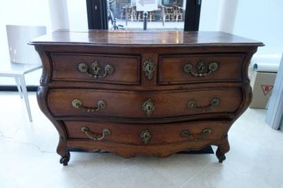 Commode galbée en acajou mouluré ouvrant...