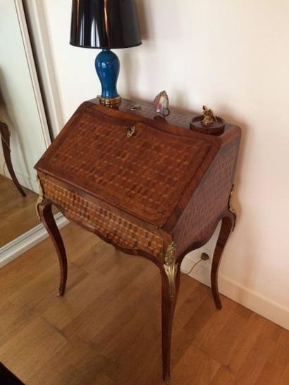 Bureau de pente en bois marqueté d’un jeu...
