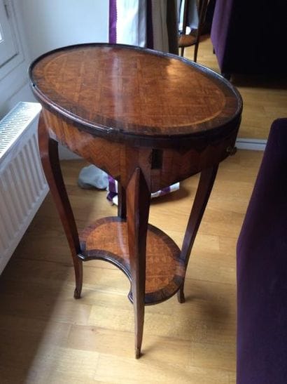 Petite table de salon ovale en bois marqueté...