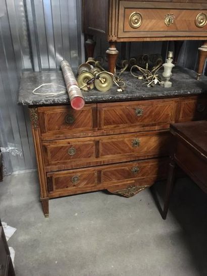 Commode en placage de bois de rose dans un...