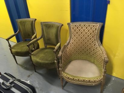 Quatre fauteuils et deux bergères en bois...