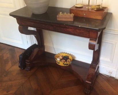 Console en placage d’acajou, ouvrant par...
