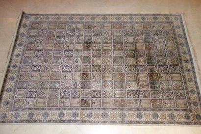 INDE


CACHEMIRE

Tapis en soie.

A décor...