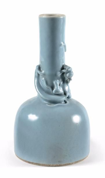 CHINE - XIXe siècle

Vase bouteille en porcelaine...