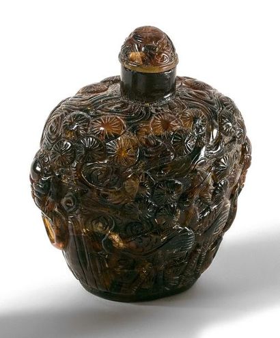 CHINE
Tabatière en ambre sculptée à décor...