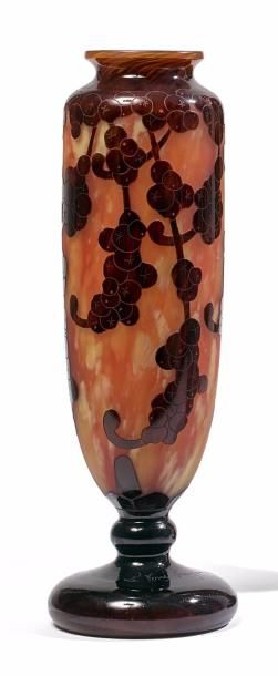 LE VERRE FRANÇAIS
Vase fuselé à col resserré...