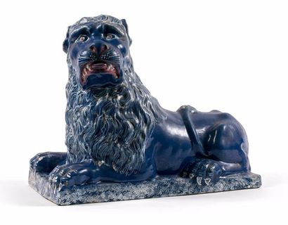LUNEVILLE
Lion en faïence à fond bleu couché...