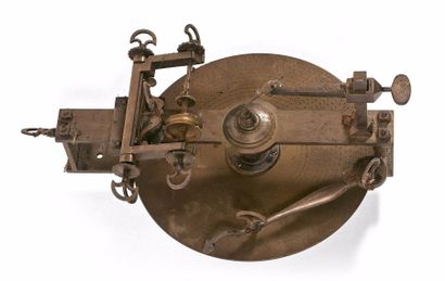 Machine d'horloger à fendre les roues avec...