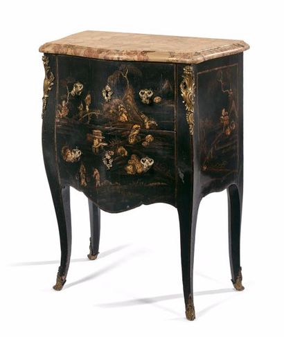 Petite commode sauteuse
En vernis européen...